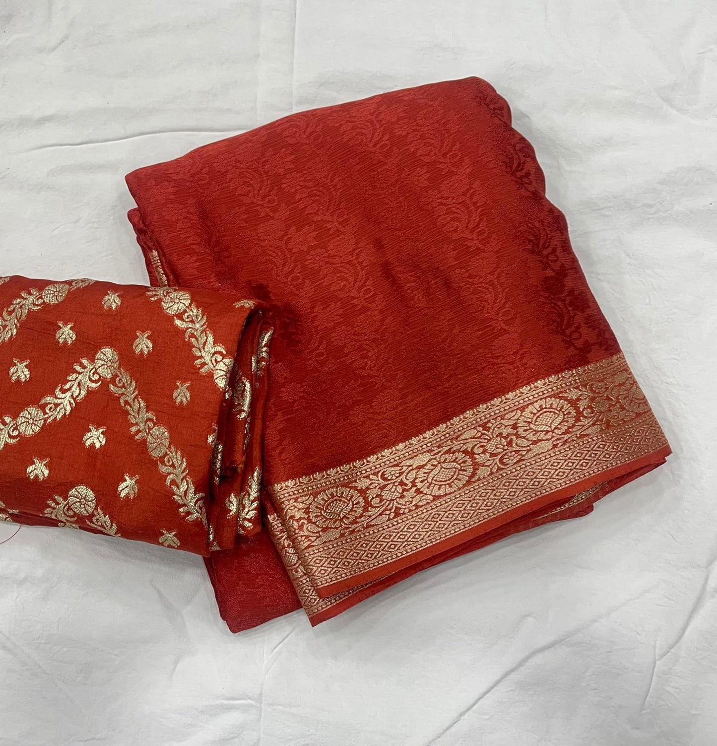 Viscose Chinnon Silk Saree with Viscose Zari Weaving Borders – 119 AED