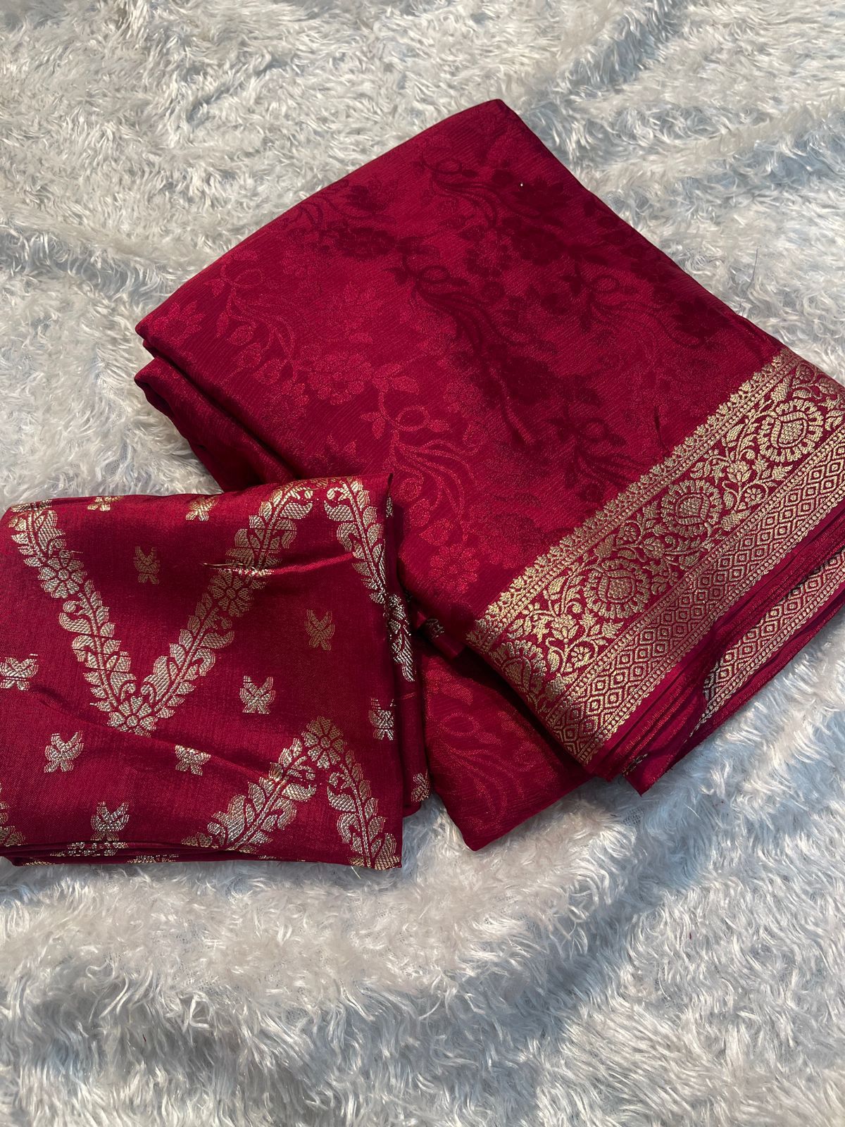 Viscose Chinnon Silk Saree with Viscose Zari Weaving Borders – 119 AED