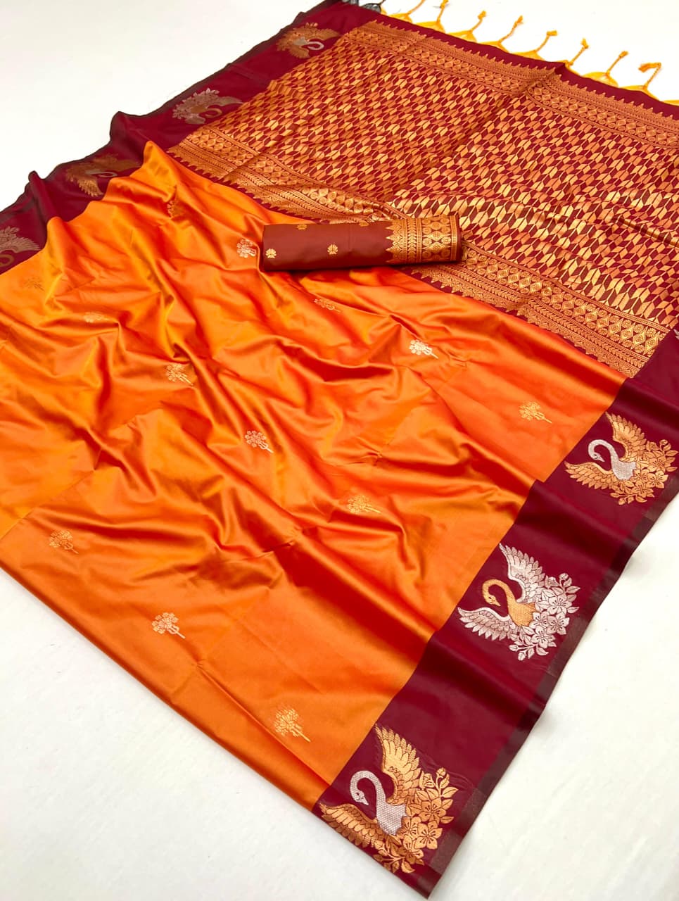 Soft Handloom Dual Tone Effect Saree – 99 AED