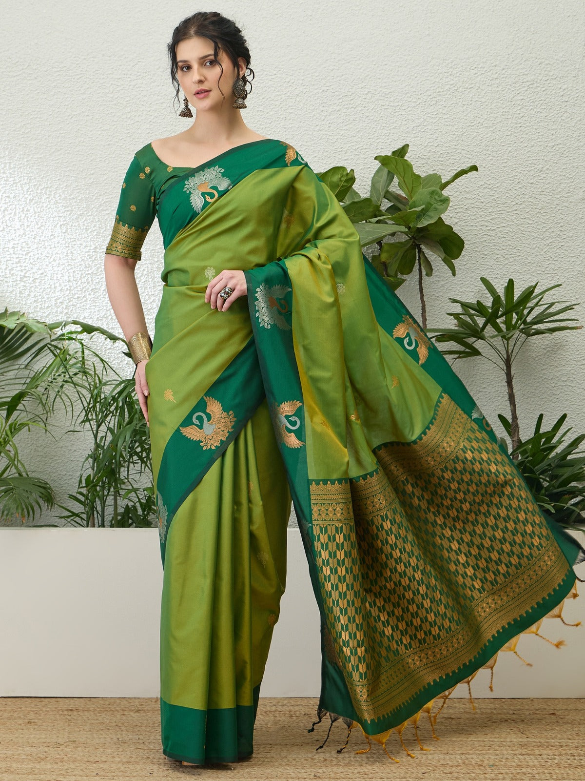 Soft Handloom Dual Tone Effect Saree – 99 AED