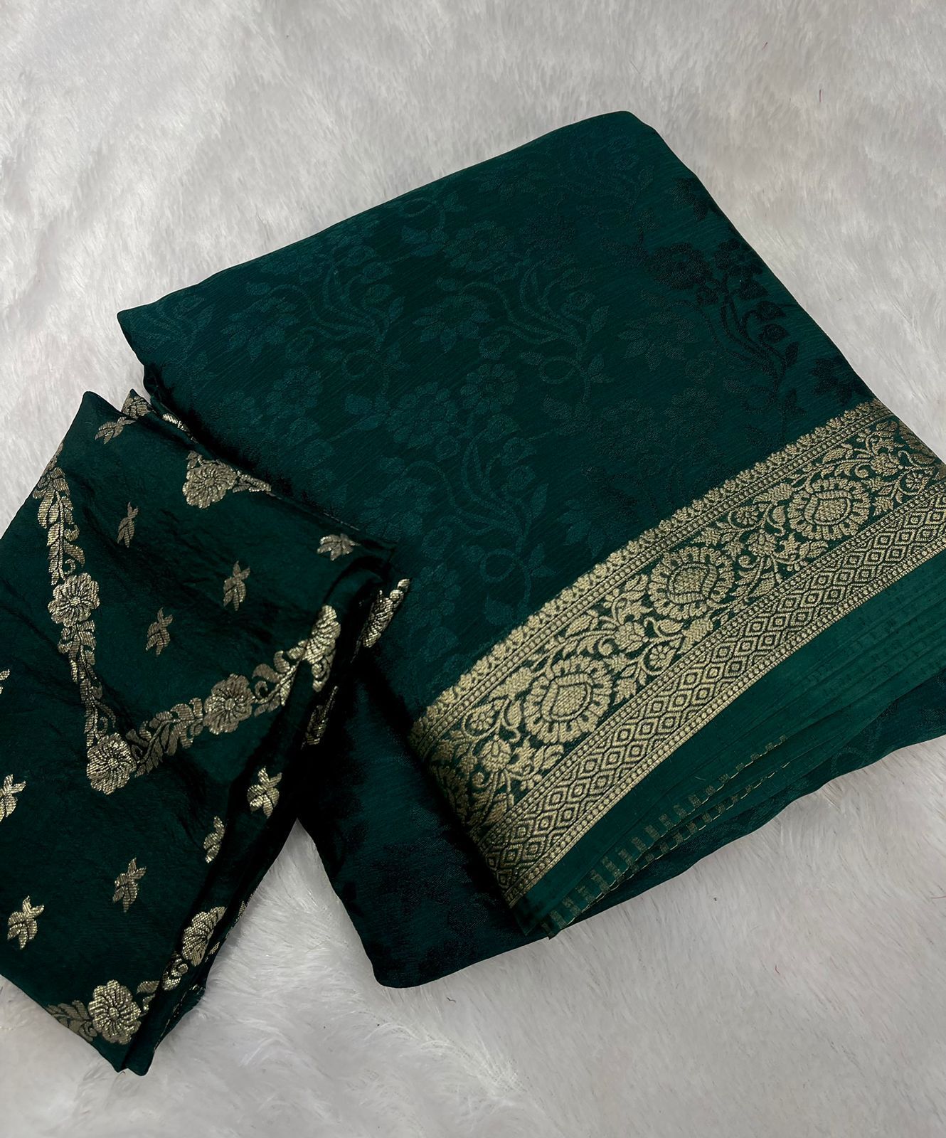 Viscose Chinnon Silk Saree with Viscose Zari Weaving Borders – 119 AED