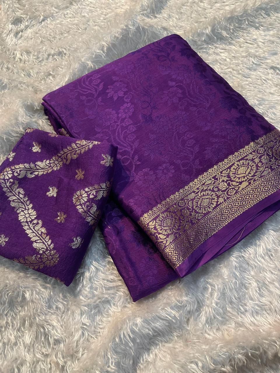 Viscose Chinnon Silk Saree with Viscose Zari Weaving Borders – 119 AED