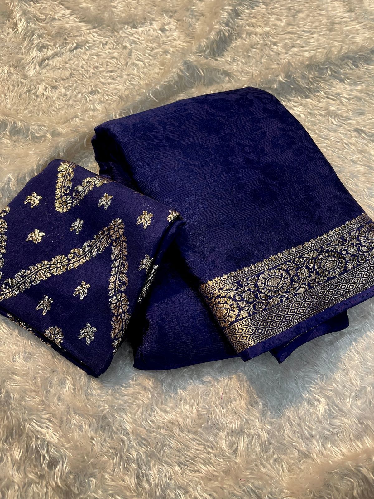 Viscose Chinnon Silk Saree with Viscose Zari Weaving Borders – 119 AED