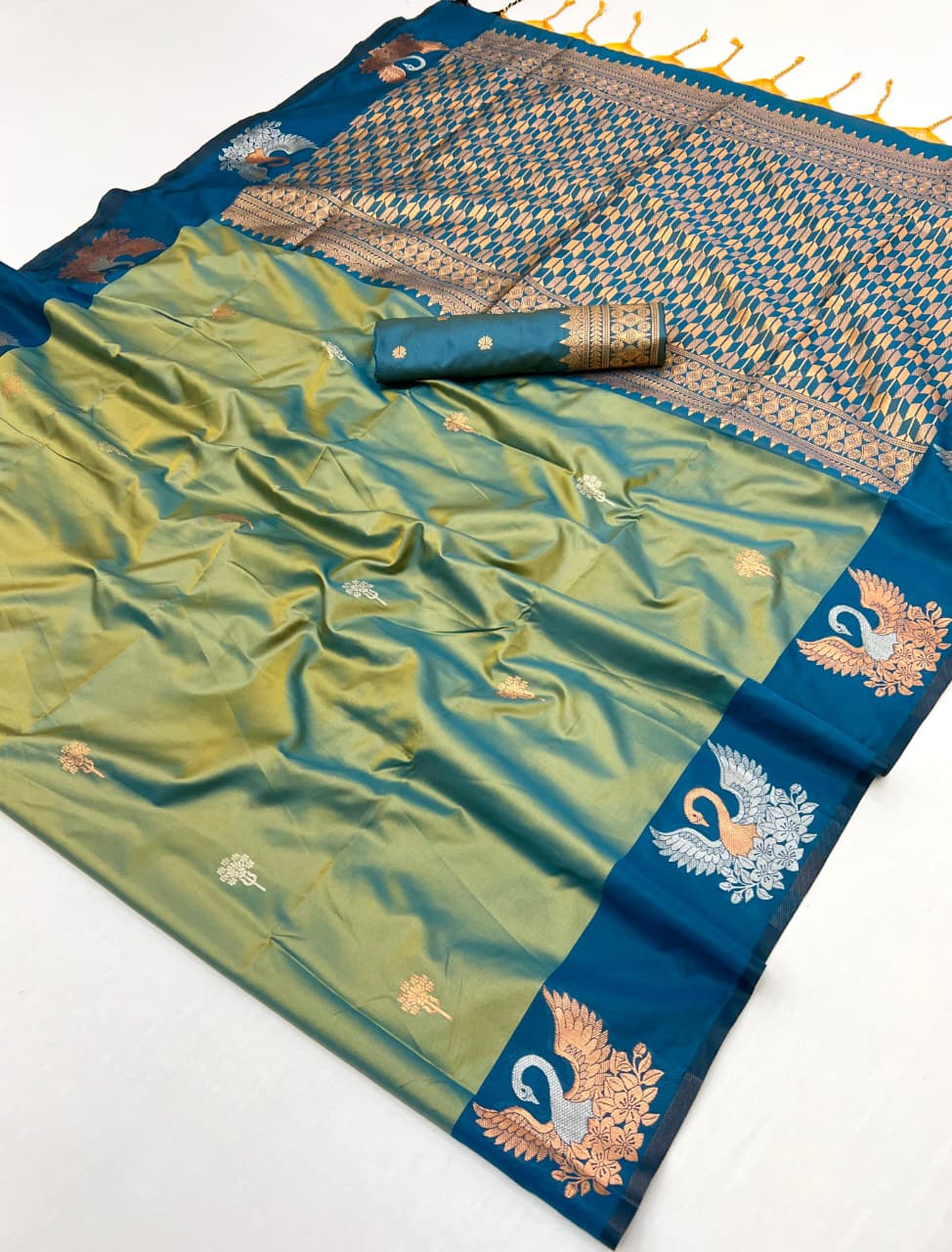 Soft Handloom Dual Tone Effect Saree – 99 AED